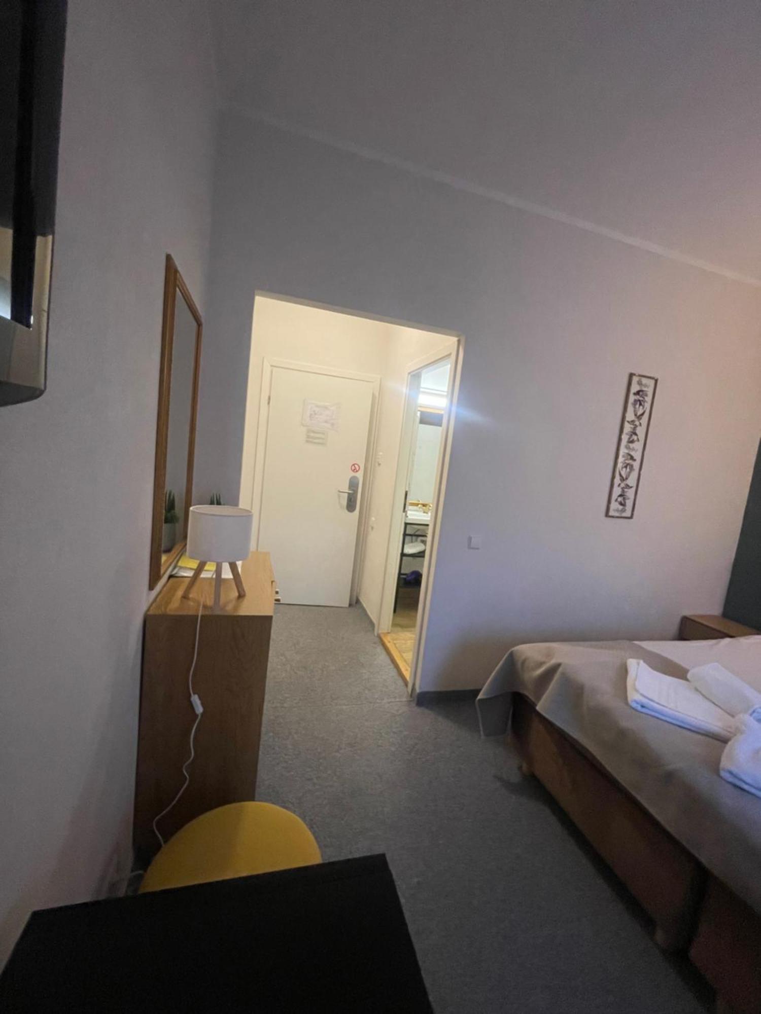 Apple Economy Hotel Kaunas Exterior foto